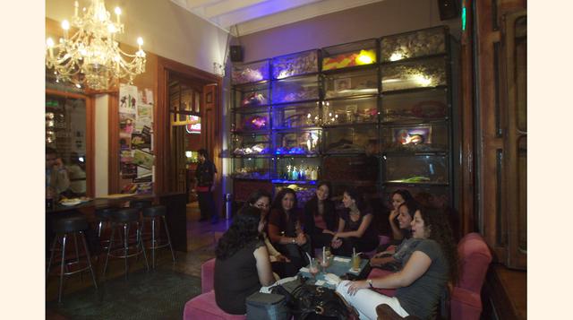 De bares 'lounge' en Barranco. En Lima hay tabernas, bares de todo tipo y cervecerías, pero resulta irrenunciable tomar un buen pisco. El barrio de Barranco, alrededor del Parque Municipal, bulle la noche de los viernes y sábados con mucha gente