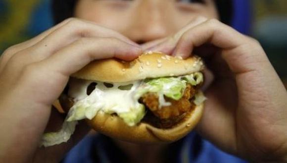 Comida chatarra pueden generar enfermedades como obesidad, diabetes, hipertensión, lo que aumenta el riesgo que las personas desarrollen un mal pronóstico por COVID-19. (Foto: Reuters)