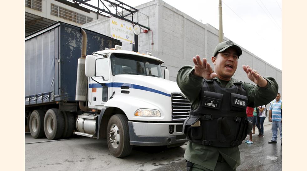 Miembros de las fuerzas armadas de Venezuela ocuparon el jueves un complejo de depósitos usados por las compañías de alimentos Empresas Polar, Nestlé y Pepsi, en momentos en que el país sufre un desabastecimiento de bienes básicos. (Foto: Reuters)
