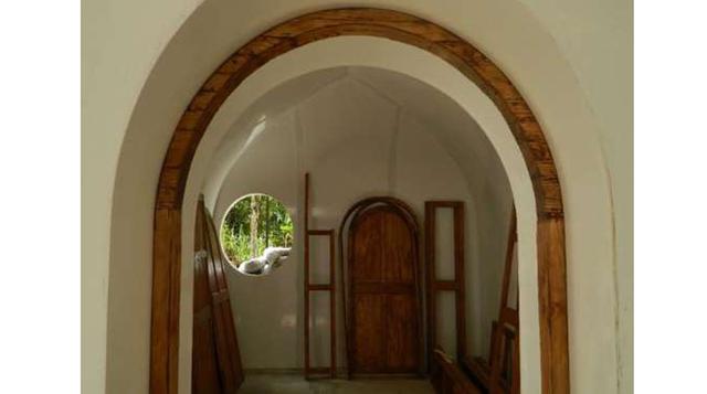 A pesar de su tamaño, la entrada principal es bastante grande.