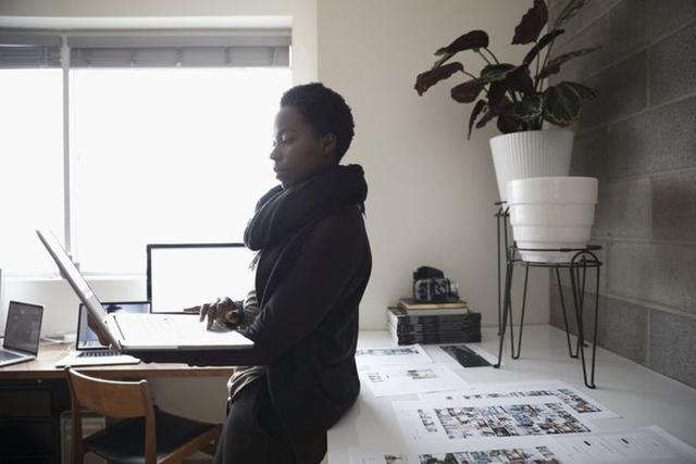 FOTO 5  | 5. Crea y vende fotos de stock. No tienes que ser un fotógrafo profesional para construir un negocio aparte vendiendo fotografías de stock. En estos días, los smartphones tienen una gran resolución en sus cámaras así que ya no necesitas una cámara elegante para crear photos con buena calidad. Algunos sitios web no exclusivos (es decir, que puedes vender la misma foto en diferentes sitios) en los que puedes vender tus fotos incluyen Shutterstock, iStock y Adobe Stock. Una vez que has sido aprobado como colaborador, puedes ganar aproximadamente 15 por ciento de tus fotos. Otros sitios como Getty (que paga mucho más por foto) exigirán los derechos exclusivos de tus fotos.

Para que empieces, aquí te compartimos algunos tips de Megan Betteridge, una colega recién graduada que empezó a vender sus fotos para ganar dinero: La iluminación cuenta, así que si vas a tomar fotos en la calle, captura la luz de la mañana o en el atardecer. Además, trata de pensar en las necesidades de fotografías que vendrán con eventos a futuro, estaciones o festividades como Halloween y Navidad. Finalmente, las etiquetas específicas y bien definidas son importantes para que tu foto aparezca en las búsquedas. Así que no etiquetes tu foto de un perro y un bebé con “perro y bebé”. Especifica qué tipo de perro es, qué están haciendo y si el bebé es niño o niña.(Foto: Getty)