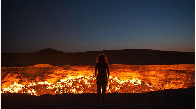 El Cráter de Darvaza. El infierno existe y sus puertas están en Turkmenistán, en el oeste de Asia. Este cráter, descubierto en 1971, es un campo de gas natural que arde permanentemente desde hace más de 40 años, en el corazón del desierto de Karakum.Lo qu