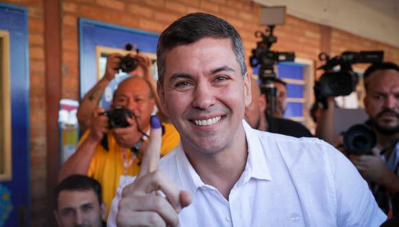 Candidato oficialista Santiago Peña adelanta al opositor Efraín Alegre en votación de elecciones de Paraguay. (EFE/Raúl Martínez)