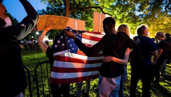 Los manifestantes permanecen afuera de la Casa Blanca en protesta por el asesinato de George Floyd. (EFE/EPA/JIM LO SCALZO EPA-EFE/JIM LO SCALZO).