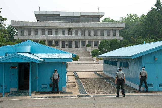 FOTO 5 | Corea del Norte - Corea del Sur, ambos países crearon una frontera de 4 km de ancho por 238 km de largo y que marca ahora el límite entre ambos países.