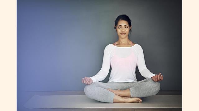 Respiración. Haga un alto en el camino para respirar y aclarar ideas. Respire profundamente al despertarse por al menos 3 minutos y luego, durante el día, en cada momento que sienta que el estrés incrementa. La meditación, el mindfulness o el yoga suelen 