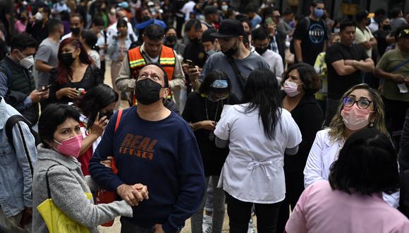 La gente permanece en la calle después de un terremoto en la Ciudad de México el 19 de septiembre de 2022. (Foto por Alfredo ESTRELLA / AFP)