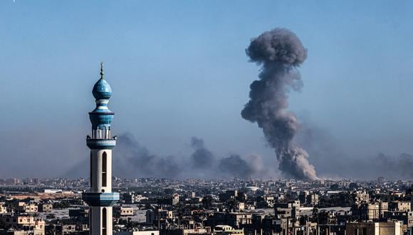 Una fotografía tomada desde Rafah muestra humo ondeando durante el bombardeo de Israel sobre Khan Yunis, en el sur de la Franja de Gaza, el 11 de febrero de 2024. (Foto de SAID KHATIB / AFP).