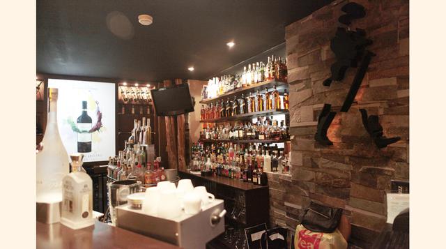 Almendariz, bar de tapas y restaurante que ofrece piqueos para maridar y opciones de compra con descuentos. Muy buenos licores.