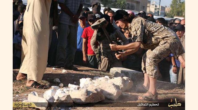 Una integrante de Daesh golpea con una maza parte del patrimonio histórico de Palmira.(foto:Diario ABC, S.L.)