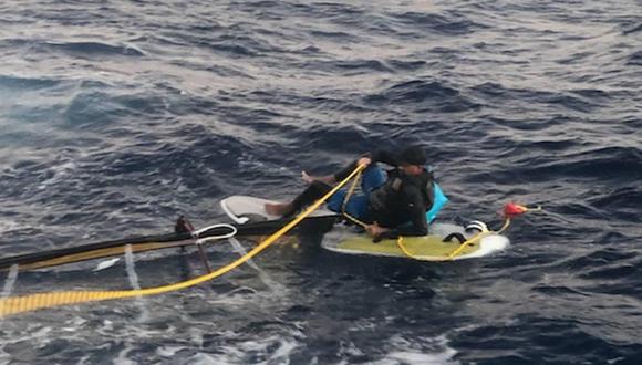 Elián López Cabrera varado en una tabla de windsurf a unas 15 millas de los Cayos de Florida el miércoles 23 de marzo de 2022. Las autoridades federales dicen que es un ciudadano cubano que intenta emigrar a los Estados Unidos. (Foto: Difusión)