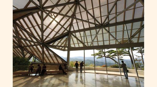 El Museo Miho en Kyoto, Japón. El edificio está integrado en un paisaje montañoso y boscoso. Tres cuartas partes de la construcción se situan bajo tierra, talladas en una cumbre rocosa.