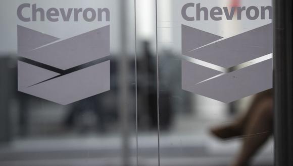 Los logotipos de Chevron Global Technology Services Company se ven en una oficina administrativa en Caracas el 29 de noviembre de 2022. (Foto de Yuri CORTEZ / AFP)