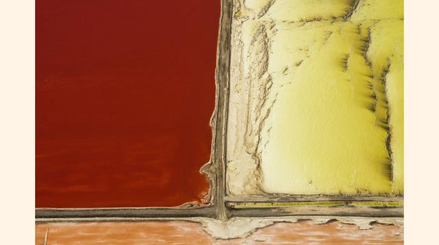 Costa Skeleton, Namibia. Parece un Rothko. Podría serlo. Sin embargo estamos observando una vista aérea de la costa de Namibia, en Skeleton. Una costa pintada por el fenómeno de evaporación de la sal que se concentra en este punto. (FOTO: CORBIS)