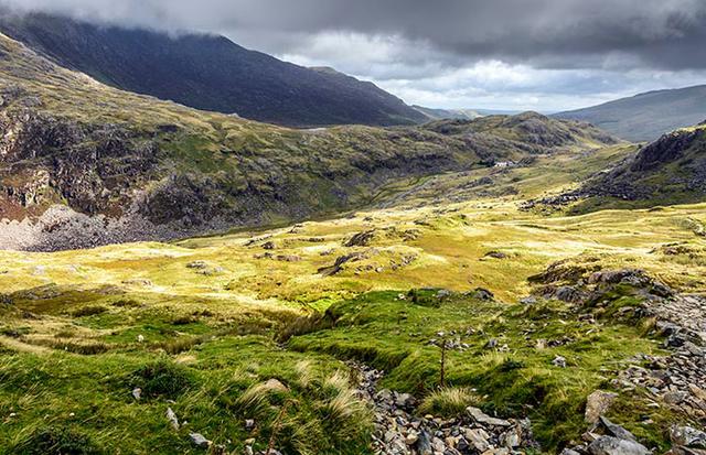 Foto 3 | Parque nacional de Snowdonia, Gales. Subir el Monte Snowdon es relativamente sencillo para excursionistas profesionales, pero se requiere cierta paciencia y resistencia. Si coges la ruta de Llanberis Path tardarás unas 5 horas, aunque una vez llegues arriba valdrá la pena porque las vistas del lago Lyn Padarn son impresionantes.
Además verás pastar a las ovejas y podrás hacerte una foto con la brújula que hay en la cima. Si tienes la suerte de hacer la caminata en un día soleado (algo poco frecuente en Gales), alcanzarás a ver incluso Irlanda o la Isla de Man en el horizonte.
Otra forma de llegar es en tren, ¡pero eso es demasiado fácil para la familia aventurera! ¿Necesitas otro chute de adrenalina? Ve a la mina de Blaenau Ffestiniog. Verás que la han convertido en un parque gigantesco subterráneo con trampolines y camas elásticas.