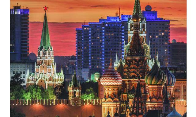 CATEDRAL DE SAN BASILIO, RUSIA La idea inicial era edificar varias capillas dando las gracias al santo del día del vencimiento de cada una de las batallas. La construcción de la torre central unificó el espacio como una gran catedral.