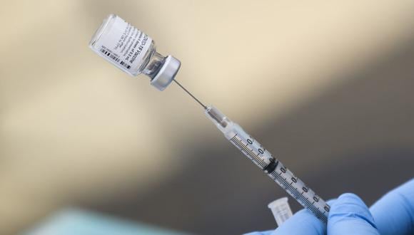 Actualmente, el 64.3% de la población estadounidense mayor de 12 años se encuentra vacunada con la doble pauta, pero el ritmo de inoculación se ha ralentizado en los últimos meses, lo que ha elevado la preocupación entre las autoridades sanitarias. (Foto: AFP)