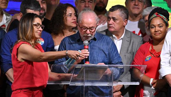 El presidente electo  Luiz Inacio Lula da Silva habla después de ganar la segunda vuelta de las elecciones presidenciales, en Sao Paulo, Brasil, el 30 de octubre de 2022. (Foto de NELSON ALMEIDA / AFP)