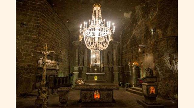 Minas de sal de Wieliczka, Área Metropolitana de Cracovia, Explotadas ininterrumpidamente desde el siglo XII, las minas de sal de Wieliczka cuentan con una red de galerías de más de 300 km, alcanzando una profundidad de nada menos que 327 metros bajo tier