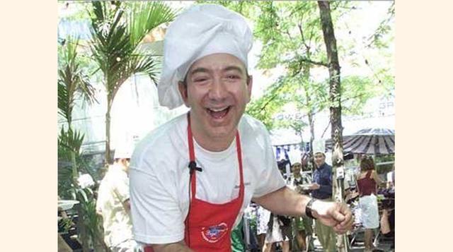 Jeff Bezos trabajaba en la parrilla de un McDonald’s. El fundador y CEO de la gigante minorista en Internet, Amazon, comenzó su carrera trabajando en la parrilla de un McDonald’s durante su época de adolescente, según el libro "Golden Opportunity: Re