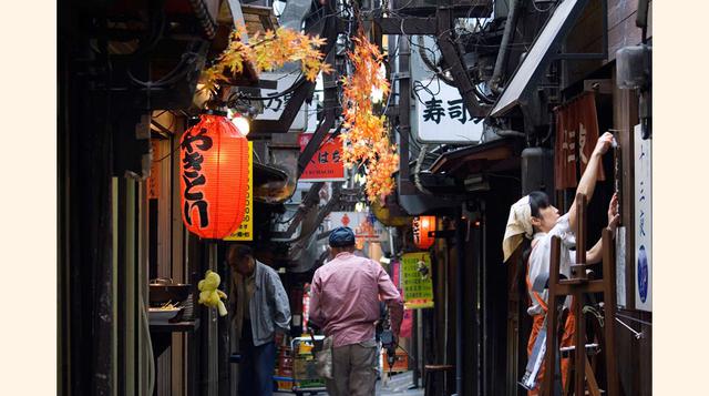 Shomben Yokocho (Tokio, Japón). El Tokio tradicional, ese que se esconde entre edificio contemporáneo y rascacielos de negocios, descansa en callejuelas como Shomben Yokocho, un conjunto de pequeños restaurantes y bares que llenarán de aromas tradicionale