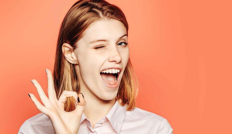 FOTO 1 | La sonrisa
“No sonrías de inmediato cuando saludes a alguien, si lo haces parece que cualquiera que veas recibirá esa misma sonrisa.”

En lugar de eso, observa la cara del individuo por un segundo y deja que una sonrisa cálida y grande inunde tu cara y ojos. Aunque te tardes casi un segundo, convencerás a las personas que tu sonrisa es sincera y sólo para ellas, de acuerdo a Lowndes una sonrisa más tardada puede añadir riqueza y profundidad a cómo te percibe la gente.