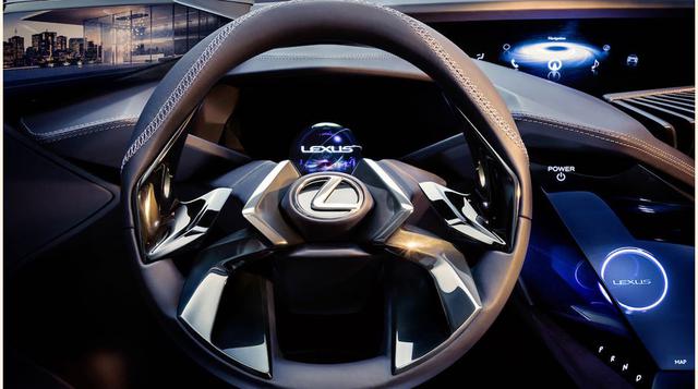 Detalle del volante y pantallas de la consola de control principal. (Foto: Megaricos)