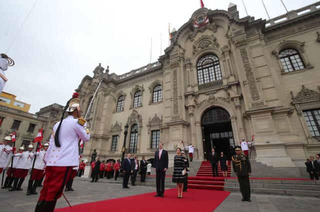 El presidente Martín Vizcarra recibió en Palacio de Gobierno a los reyes Felipe VI y Letizia de España para dar inicio a las actividades protocolares. (Foto: Twitter @PresidenciaPeru)