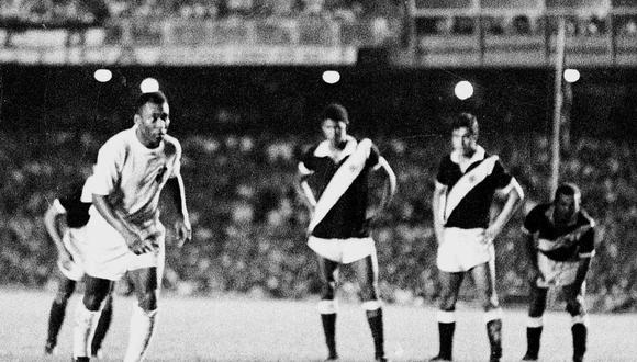 La foto tomada el 19 de noviembre de 1969 muestra al jugador de fútbol del Santos, Pelé, preparándose para marcar su gol número 1000 desde el punto de penalti contra el Vasco de Gama en el estadio Maracaná de Río de Janeiro. (Foto por DOMICIO PINHEIRO / AESTADO / AFP)