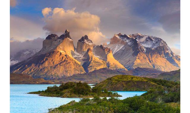 TORRES DEL PAINE, CHILE. El pintoresco conjunto de picos de granito conforma uno de los paisajes más hermosos de la Patagonia en América del Sur. Los picos están en el Parque Nacional Torres del Pain, sobre largos glaciares y a una altura de 750 metros