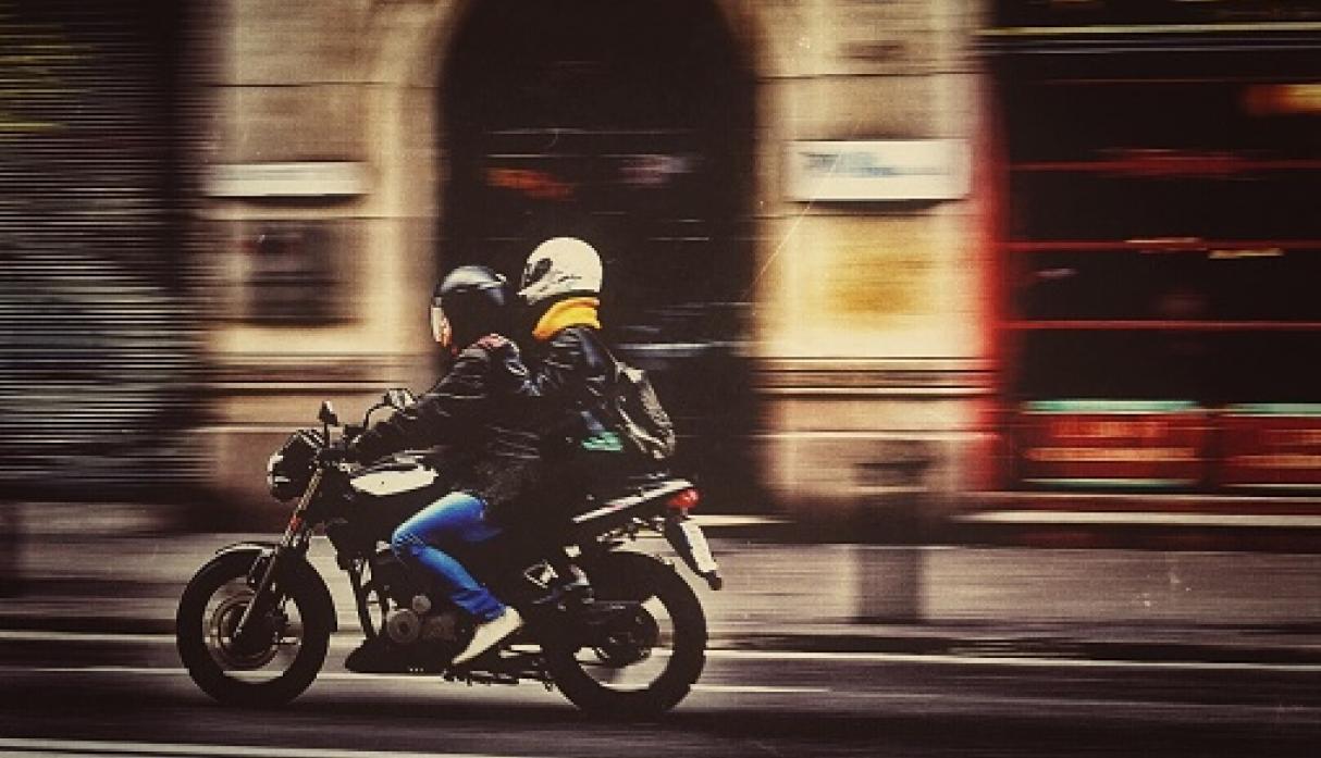 Iniciativa legislativa prohíbe a dos o más personas circular en motocicleta lineal (Fuente: GEC).
