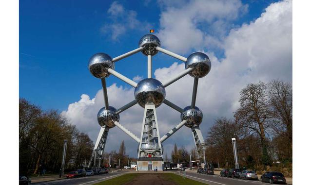 ATOMIUM – BÉLGICA. El arquitecto André Waterkeyn lo diseñó para estar en el lugar elegido durante seis meses, pero se ha quedado allí y es una visita obligatoria para los turistas.