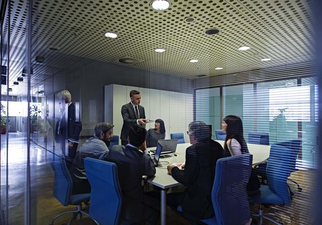 FOTO 11. BUSCA LLEVAR LO QUE HACES A NUEVOS LUGARES. La compra por parte de Disney permitió dar oportunidad al extenso catálogo de personajes de Marvel (alrededor de 5 mil) y usarlos en diferentes plataformas. Además de las películas, se crearon diferentes series animadas, se les dio oportunidad a personajes desconocidos como los Guardianes de la Galaxia, se crearon series originales en alianza con Netflix con personajes como Daredevil o Luke Cage y recientemente se lanzaron producciones con otras plataformas buscando un público adolescente con series como Runaways para Hulu o Cloak and Dagger para Freeform. Incluso crearon una película animada ganadora del Oscar: Big Hero 6. Esto da oportunidad a dar juego a personajes que tienen potencial, pero no son muy conocidos.