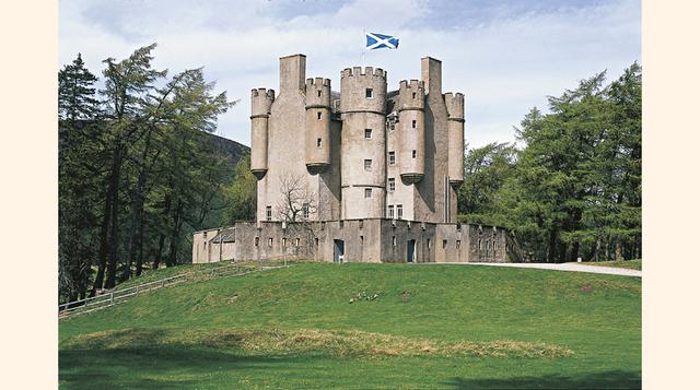Castillo de Balmoral. Hoy es la residencia estival de Isabel II y el Duque de Edimburgo, con unas 20,000 hectáreas. (Foto: getty)