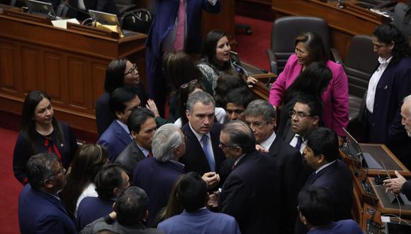 El primer ministro, Salvador del Solar, pudo ingresar al pleno luego del reclamo de varias bancadas por haber cerrado las puertas del hemiciclo. (Foto: GEC)