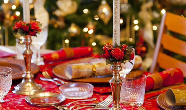 FOTO 3 | Centro que resalte: El centro de mesa debe combinar con el mantel y los platos. Si te inclinas por lo natural puedes considerar un arreglo floral. Si buscas algo más contemporáneo puedes usar candelabros de diferentes tamaños y formas, de vidrio o metal.