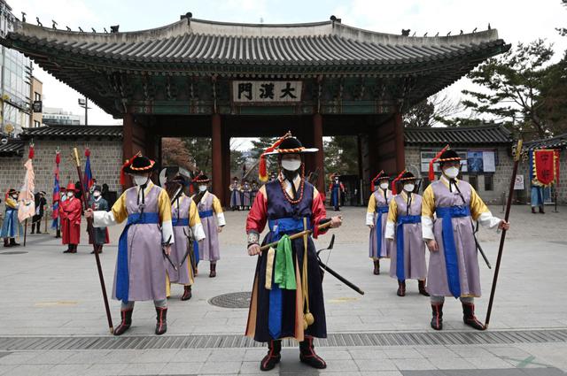 FOTO 1 | Corea del Sur: El 4,2% del PIB de Corea del Sur corresponde al sector turístico, según los datos del Consejo Mundial de Viajes y Turismo (WTTC) correspondientes a 2019. El país asiático fue uno de los primeros que sufrió las consecuencias del coronavirus, pero de los que mejor supo controlar la pandemia. A 22 de julio contabilizaba 13.879 casos y 297 muertes por Covid-19. (Foto: Jung Yeon-Je / AFP / Getty Images).