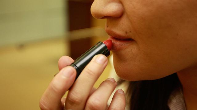 11 Una barra de labios medio gastada. Sucede lo mismo que con productos detergentes, limpiadores o lavavajillas. Los cosméticos llevan derivados del petróleo, microplásticos que acaban en los ríos y en el mar. Se calcula que en 2050, el 100% de los peces 