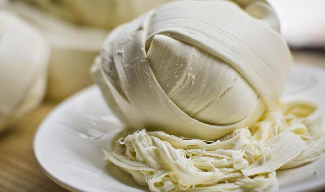 El quesillo, queso de hebra o queso oaxaca, es un queso blanco y medio duro de origen mexicano. Es típico principalmente en la región de Valles Centrales en el estado de Oaxaca, su lugar de procedencia. Debido a sus excelentes cualidades de fundido, el qu