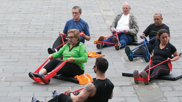 Ana María Romero-Lozada, ministra de la Mujer y Poblaciones Vulnerables, cumplió obedientemente con las indicaciones del entrenador. Sus 68 años de edad no fueron impedimento para seguir la rutina. Demostró que se mantiene en una excelente forma.