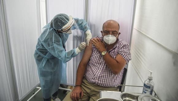 Minsa inició hoy, 20 de enero, la aplicación de la vacuna bivalente para mayores de 60 años en Lima y el Callao. (Foto: Ernesto Benavides / AFP)