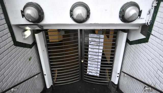 Diez de las 16 líneas del metro de París cerradas y las demás saturadas, los autobuses con cuentagotas y enormes atascos en los accesos a la capital evidenciaban el primer gran envite sindical. (Foto: AFP)