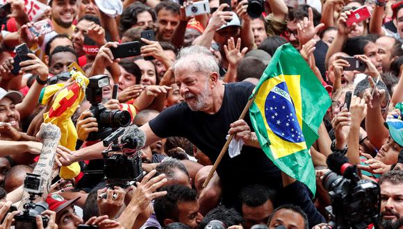 Lula da Silva fue cargado por sus simpatizantes. (EFE/ Sebastião Moreira).