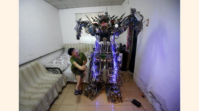 "Nao", un robot humanoide de Aldebaran Robotics, permanece sentado mientras sus baterías se cargan. (Foto: Reuters)