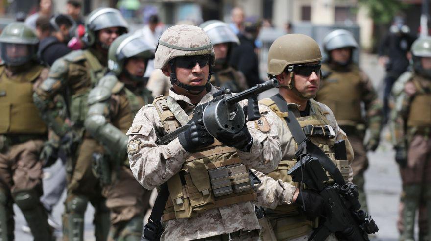 Militares patrullan en inmediaciones de las estaciones del metro, en Santiago (Chile). Durante la semana, las protestas por el incremento del precio del billete del metro de Santiago de Chile fueron en aumento hasta derivar en disturbios e incidentes violentos. EFE/ Elvis González