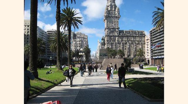 Montevideo, Uruguay. Montevideo, una ciudad portuaria y capital de Uruguay, es un destino perfecto para aquellos viajeros que buscan un paseo relajante entre edificios de la época colonial y hermosas playas. La puerta de la Ciudadela, el único tramo que p