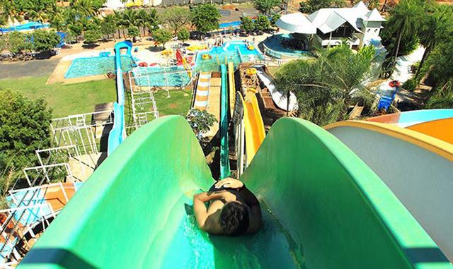 Thermas dos Laranjais (Sao Paulo, Brasil). Es uno de los más grandes complejos acuáticos del mundo y lo más sorprendente es que por su ubicación tiene aguas naturales. Además, está dividido en categorías por lo que dependiendo del grupo en el que vayas, p