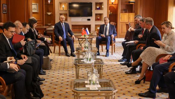 El ministro de Relaciones Exteriores de Rusia, Sergei Lavrov, se reúne con el ministro de Relaciones Exteriores de Turquía, Mevlut Cavusoglu, al margen de la reunión de ministros de Relaciones Exteriores del G20 en Nueva Dehli el 1 de marzo de 2023. (Foto de Handout / MINISTERIO DE RELACIONES EXTERIORES DE RUSIA / AFP)