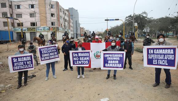 Confeccionistas de Gamarra realizaron esta mañana una plantón exigiendo la apertura del emporio. (Foto: GEC)