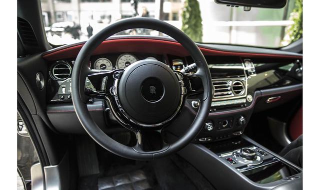 El Wraith Black Badge de 624 caballos de fuerza es tan poderoso como el Wraith, pero tiene una novísima caja de cambios de ocho velocidades que le da un andar más suave. Este es con mucho el auto más potente de Rolls-Royce hasta la fecha. Pasa de 0 a 96 k